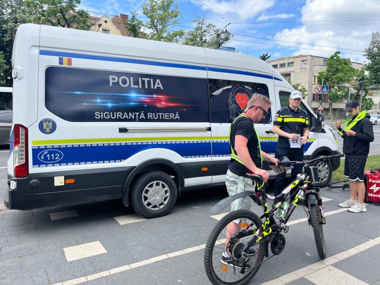 50 de bicicliști din Timișoara au primit veste reflectorizante