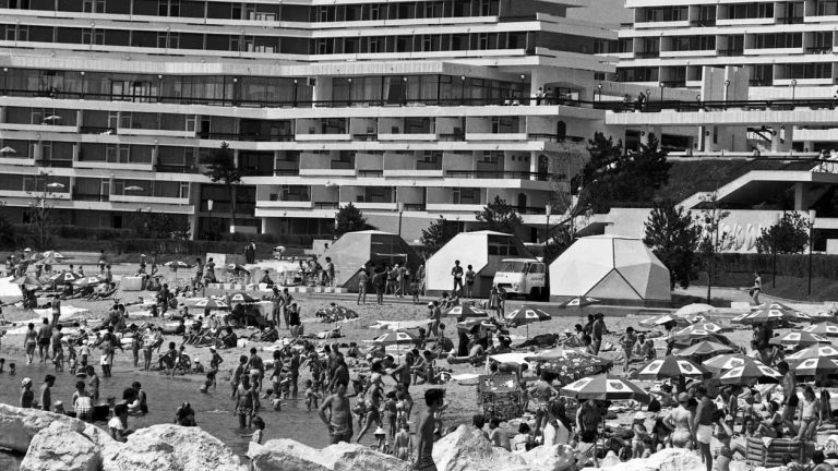 Epopeea turiștilor occidentali pe litoralul românesc în epoca comunistă. O poveste despre valută-forte, urmăriri spectaculoase  și alte manevre ale Securității în relația cu străinii