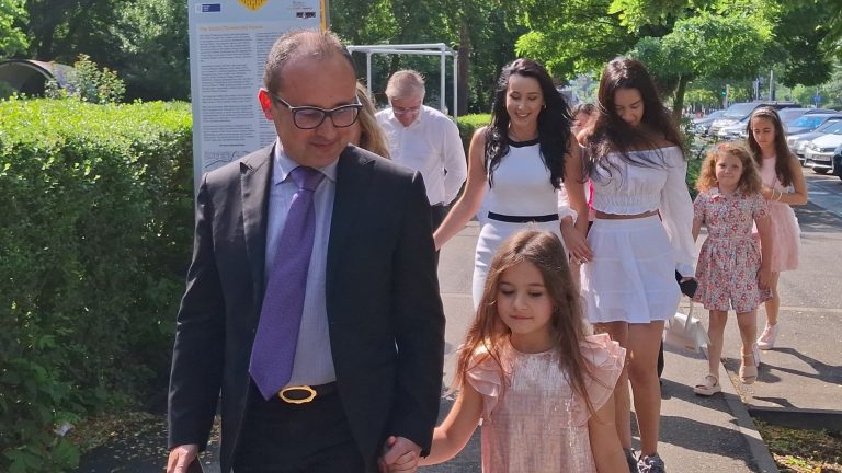 FOTO – VIDEO | Europarlamentarul Cristian Bușoi a votat la Casa Tineretului