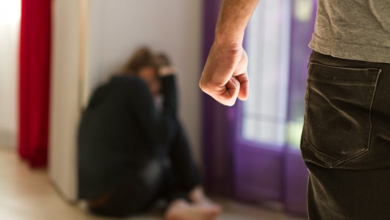 O femeie din Timiș s-a trezit cu fostul prietenei sale la ușă. Bărbatul a intrat cu forța în casă