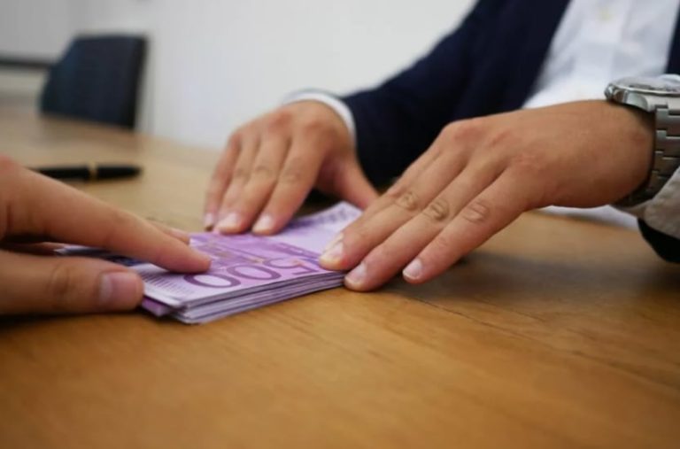 În sfârșit, o veste bună de la băncile românești! Scad ratele la credite cu un procent semnificativ