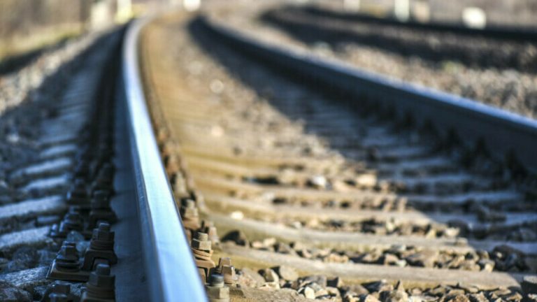 Drum de fier cu bucăți lipsă!