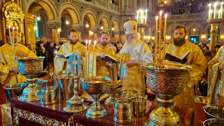 „Oare v-ați spus, aseară, o dorință?” Îndemnul mitropolitului Banatului sau cât de frumoase rămân tradițiile și superstițiile de Bobotează | VIDEO