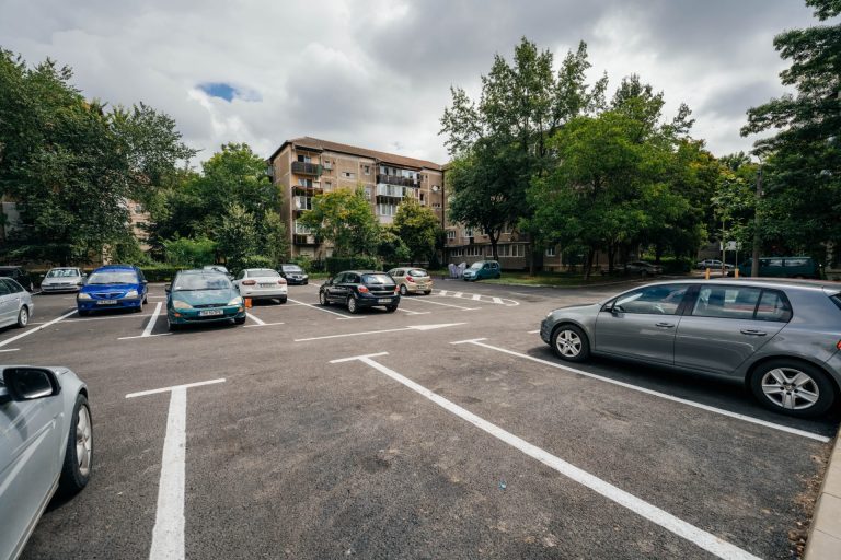 Noi parcări în Calea Șagului, pe locul garajelor vechi