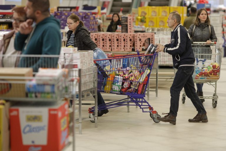 Scanadal într-un supermarket din Cetate! Doi bărbați au devenit violenți cu agenții de pază