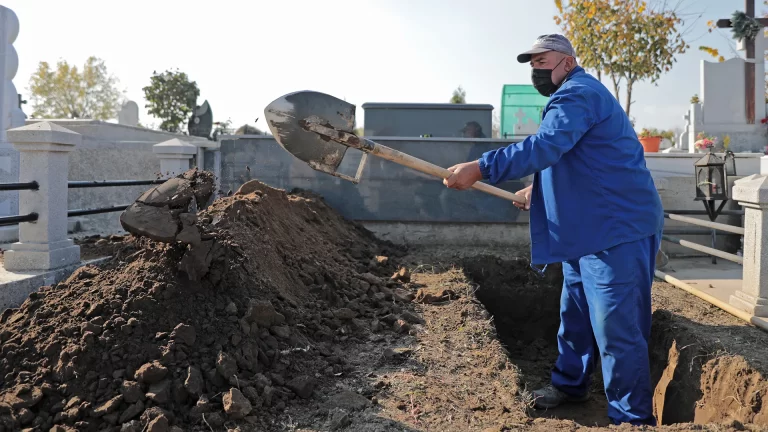 Un bărbat care se angajase recent la Horticultura a făcut infarct în cimitir