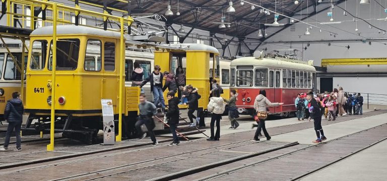 Copiii de la două școli din Timișoara au avut ocazia să descopere istoria transportului în comun