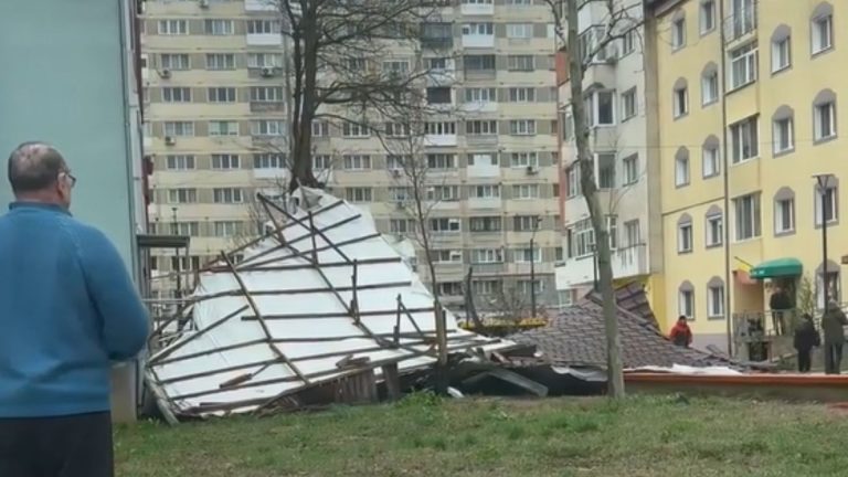 VIDEO | Acoperișul unui bloc, luat de vânt în Reșița