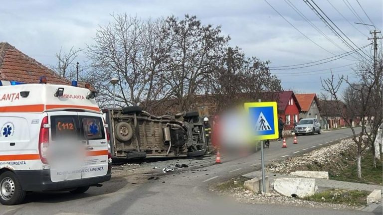 Neglijență în trafic la Ciacova! O ambulanță și o mașină s-au izbit violent