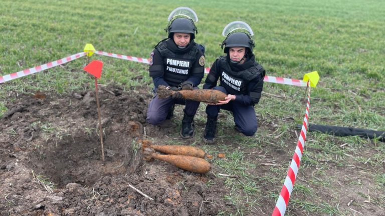 FOTO | Bombe de aruncător, descoperite aproape de Săcălaz