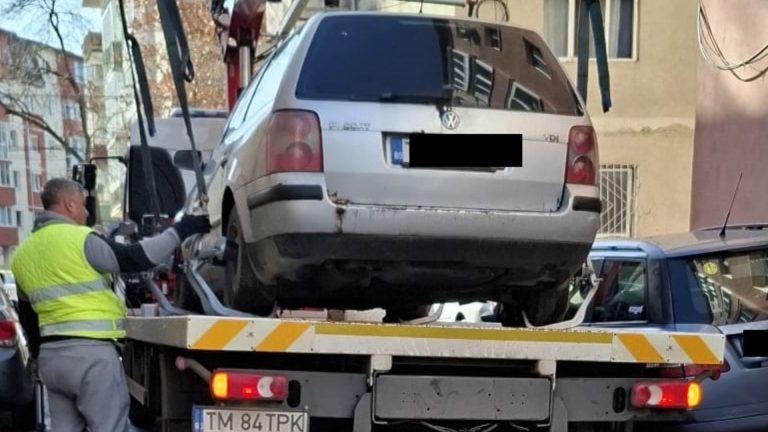 FOTO | Mașinile abandonate pe străzi, ridicate de polițiștii locali. Câțiva proprietari s-au ales cu amenzi
