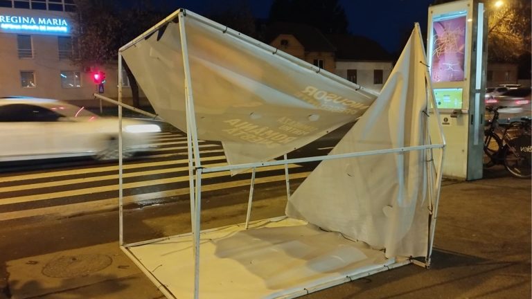 FOTO | Panoul publicitar de pe Calea Șagului, luat de vânt, pentru a doua oară