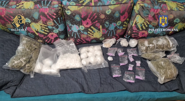 VIDEO | Doi tineri din Timișoara, reținuți în urma operațiunilor cu droguri! Achetatorii au găsit în locuința lor mai multe tipuri de substanțe