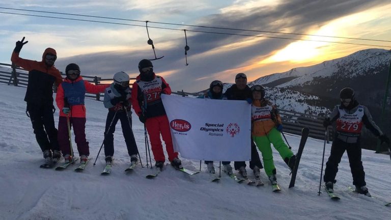 Doi sportivi cu dizabilități din Timișoara schiază la Jocurile Mondiale de Iarnă Special Olympics de la Torino