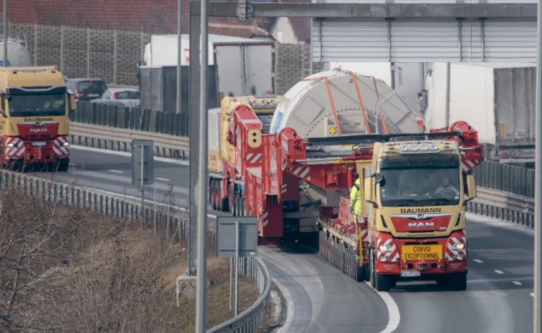 Atenție, șoferi! Transportul agabaritic își va continua sâmbătă drumul spre Lipova