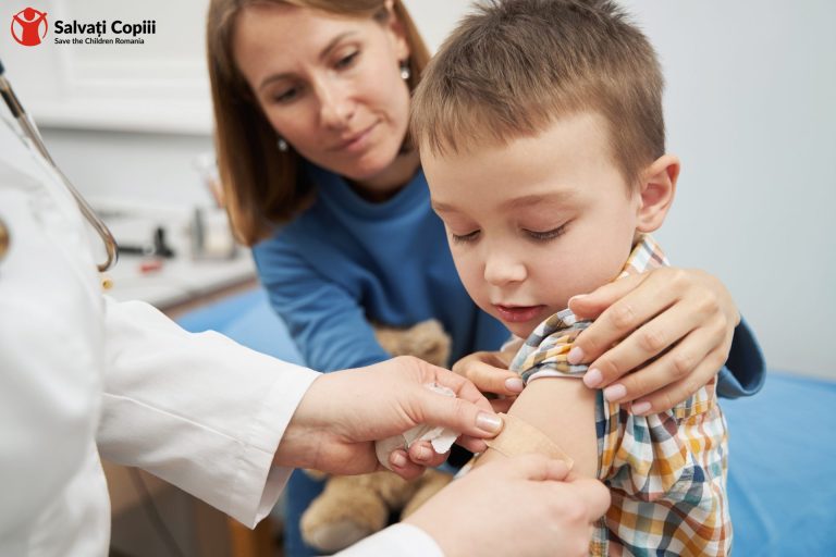 Părinții, tot mai reticenți la cele mai importante vaccinuri ale copilăriei. Organizația Salvați Copiii trage un semnal de alarmă împotriva dezinformării