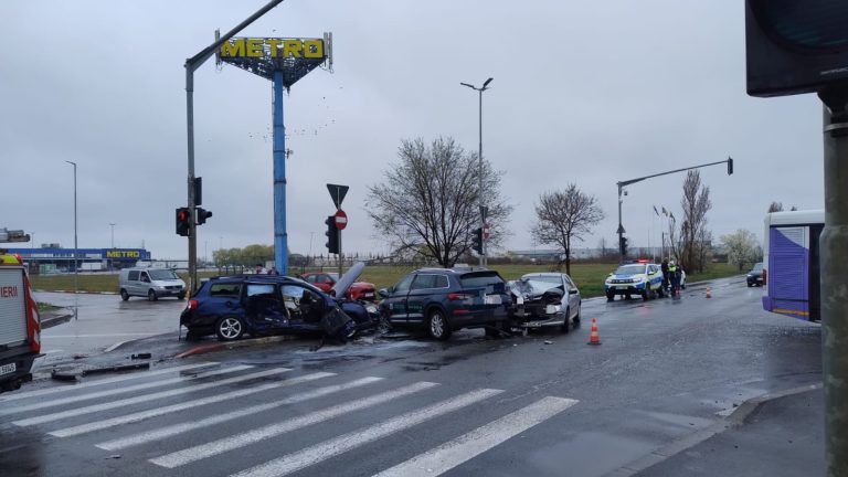 FOTO – VIDEO | Accident pe Calea Șagului! Trei persoane au ajuns la spital