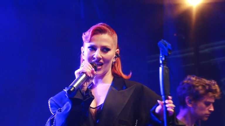 FOTO – VIDEO | Seară romantică la Târgul de Paște din Timișoara! Lidia Buble a cântat în Piața Libertății