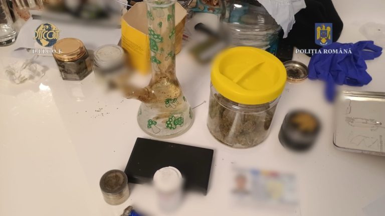 Comisar șef de Poliție, reținut, alături de un dealer, pentru că găzduia petreceri unde se consumau droguri