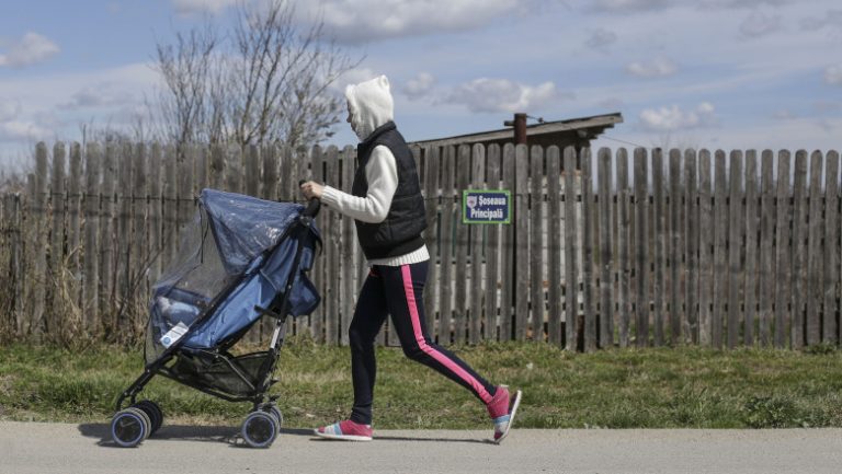Mamele, nicidecum eroine ale Banatului. De ce eșuează toate campaniile de prevenire a nașterilor în rândul minorelor, inclusiv din vestul mai dezvoltat al României