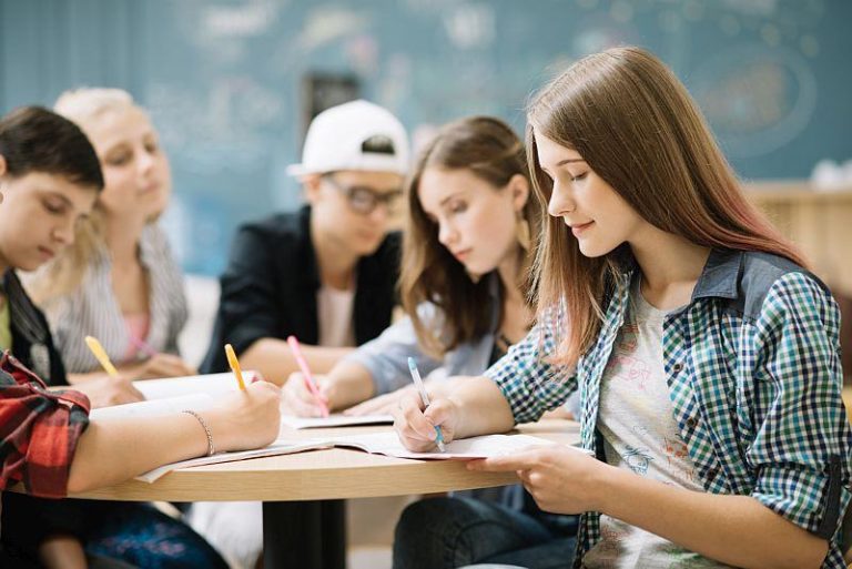 Părinții plătesc sume usturătoare pentru educație! Cât plătesc părinții, în medie, pentru medidații și afterschool, potrivit unui studiu realizat de Organizația Salvați Copiii