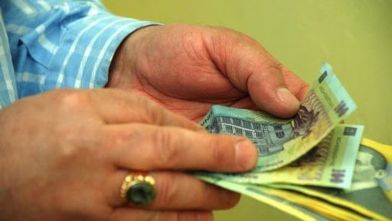 Un cămătar a fost săltat de polițiști după ce un client rău-platnic „l-a dat în gât”