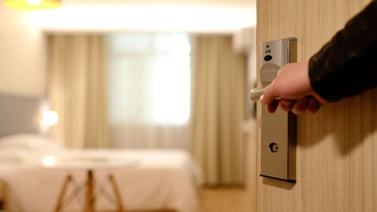 O femeie a fost găsită moartă într-o cameră de hotel din Ghiroda