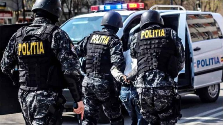 FOTO – VIDEO | 11 persoane luate pe sus, într-un dosar deschis pentru trafic de arme! Polițiștii au găsit un întreg arsenal care urma să fie vândut