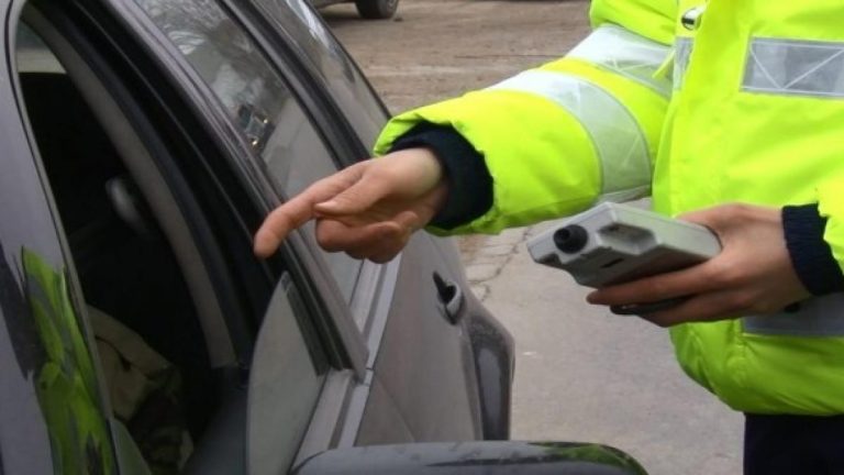 Cine i-a pus stâlpul în drum? Ce a pățit un bărbat de 60 de ani miercuri dimineața