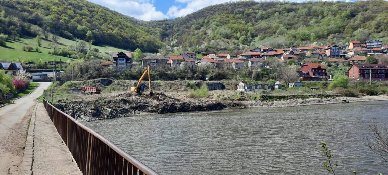 Golful Cernei a fost curățat! Peste o tonă de PET-uri, scoase din apă