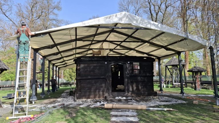 FOTO | Cum arată Biserica de lemn din Topla, după mai bine de 3 săptămâni de la incendiu. Anunțul dat de oficiali