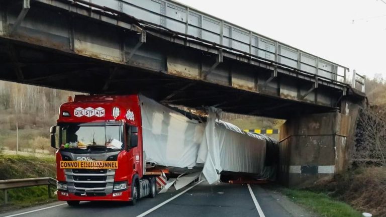 Un transport agabaritic a rămas blocat într-un pod în Caraș-Severin