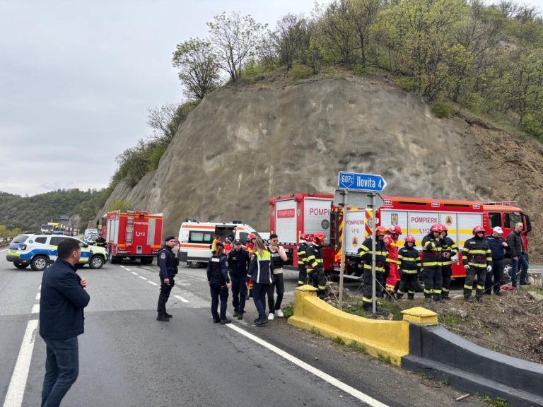 Șoferul microbuzului care a căzut în Dunăre a murit. Imagini din momentul accidentului