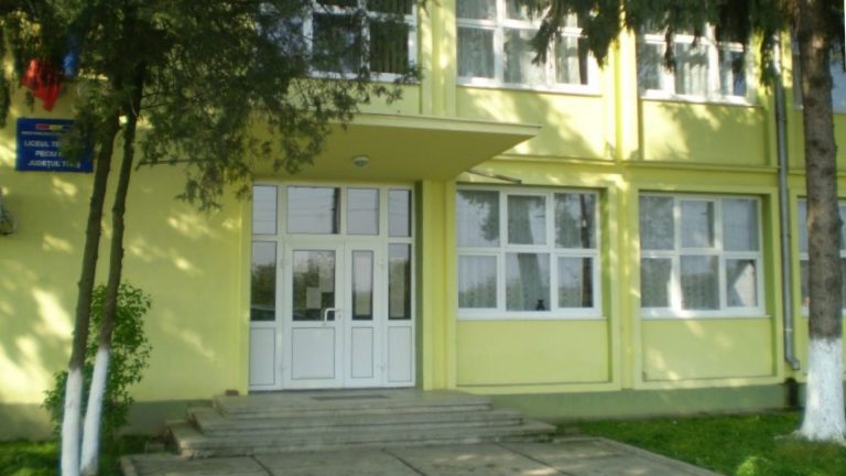 Poliția a intervenit într-o școală din Timiș, după ce doi elevi au fost filmați certându-se cu un obiect ascuțit