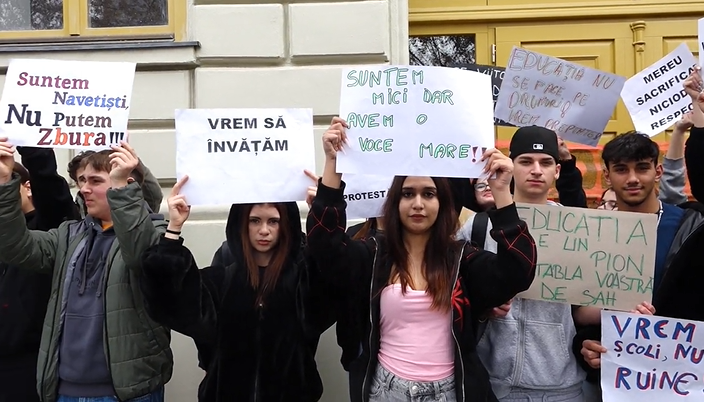 VIDEO | Elevii Liceului Tehnologic de Vest continuă să protesteze. În școală, Poliția face verificări.
