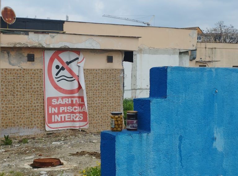 FOTO-VIDEO | „Natura statică” promovată de administrația locală: „borcanul cu măsline” și „cutia de pateu” — singurele lucruri noi care au apărut după „marea venire” la ștrand a lui „mesia userist” din 2023