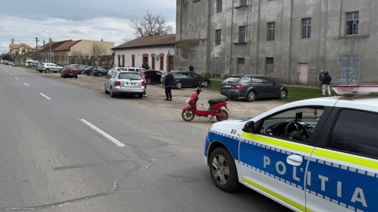 Doi tineri, aflați pe un scuter, au fost loviți de mașină în Timiș