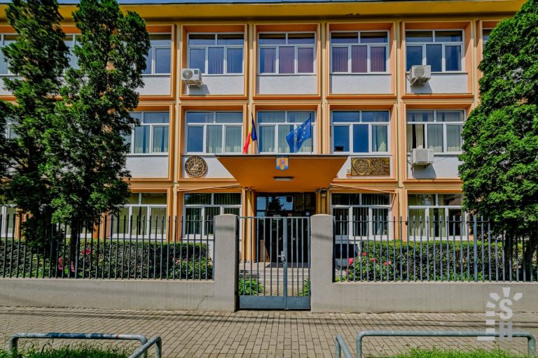 Elev de la „Grigore Moisil”, obligat de colegi să se lase filmat în baie. Reacția Inspectoratului Școlar Timiș