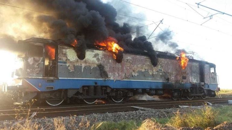 Bărbatul care a incendiat o locomotivă se află în arest la domiciliu. Paguba cauzată este de peste 600.000 de lei