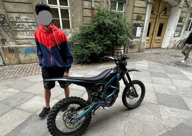 Minor de 17 ani, din Dumbrăvița, depistat de polițiștii locali circulând în Piața Unirii cu o motocicletă electrică neînmatriculată și fără permis