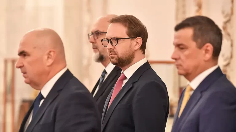 Guvernul Bolojan ia în calcul scăderea salariilor cu 10 la sută pentru angajații la stat.