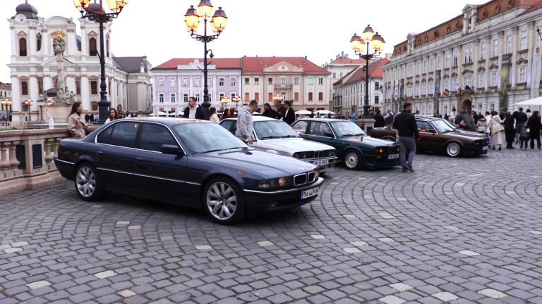 Retroparada Toamnei a revenit în Piața Unirii cu 150 de vehicule istorice toate cu vechime de cel puțin 30 de ani / FOTO-VIDEO