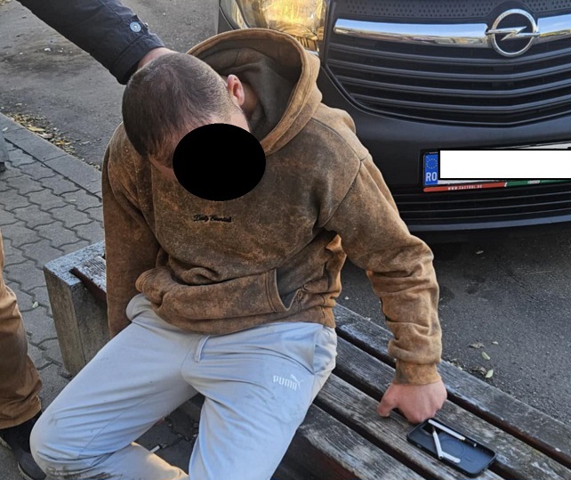 Tânăr sub influența substanțelor interzise, găsit de polițiștii locali rezemat de zidul unei clădiri de pe Str. I. Văcărescu