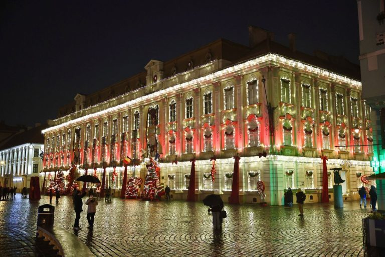 Muzeul Național de Artă din Timișoara este decorat, pentru prima dată, de sărbători. FOTO-VIDEO