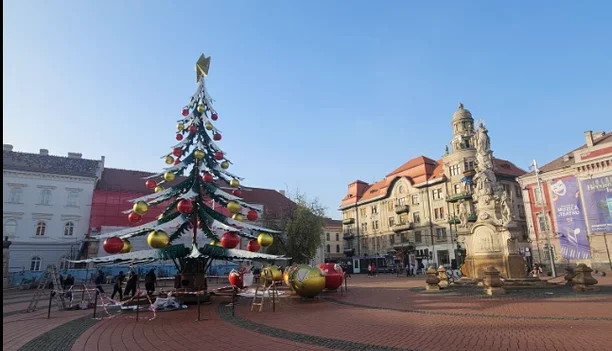 Un brad cu aspect straniu montat în Piața Libertății din Timișoara naște controverse publice