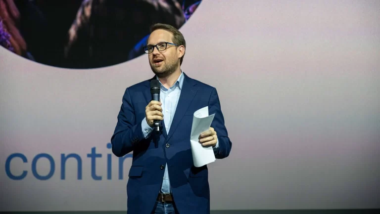 Dominic Fritz, contestat de mai multe filiale USR pentru că numește apropiați de-ai săi în funcții-cheie din guvern în mod discreționar