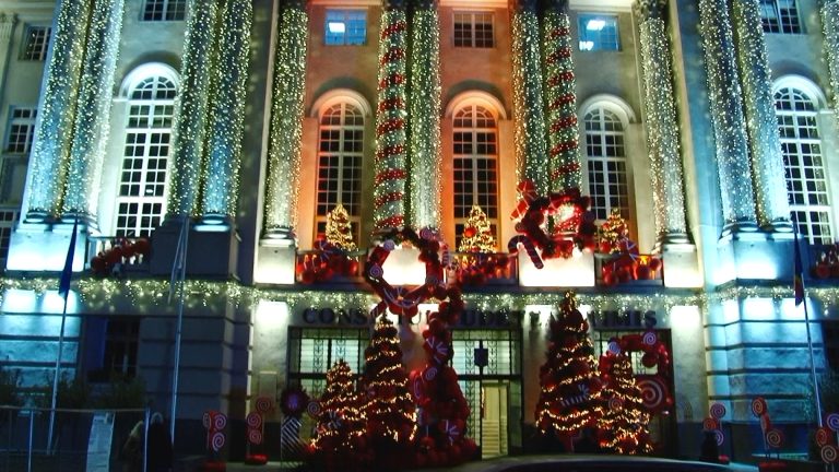 După iluminarea festivă a Palatului Baroc, sediul Muzeului de Artă, Consiliul Județean Timiș continuă seria decorărilor de sărbători. FOTO-VIDEO