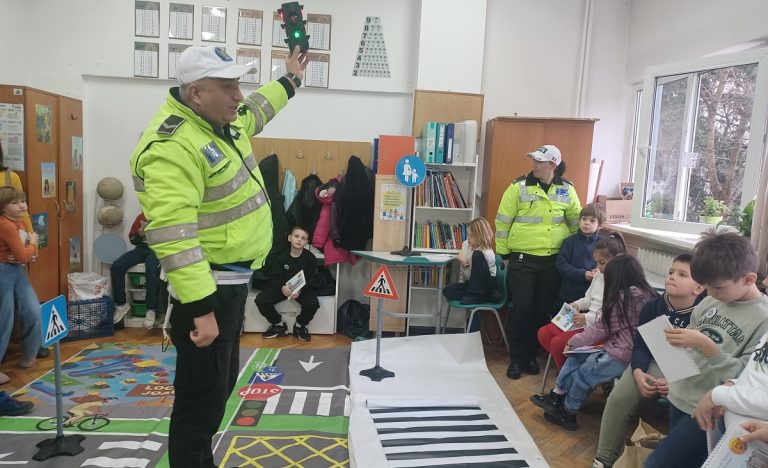Polițiștii locali, primiți cu bucurie, dar și cu interes de elevii de la Liceul Grigore Moisil și Școala Gimnazială nr. 24 în cadrul ”Săptămânii Altfel” | FOTO-VIDEO