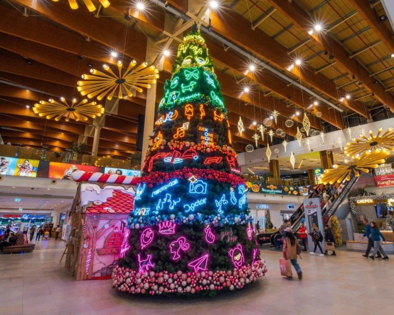 Sâmbătă are loc „Marea Descrăciuneală” la Iulius Town, iar tu poți pleca acasă cu una dintre decorațiunile LED din brad