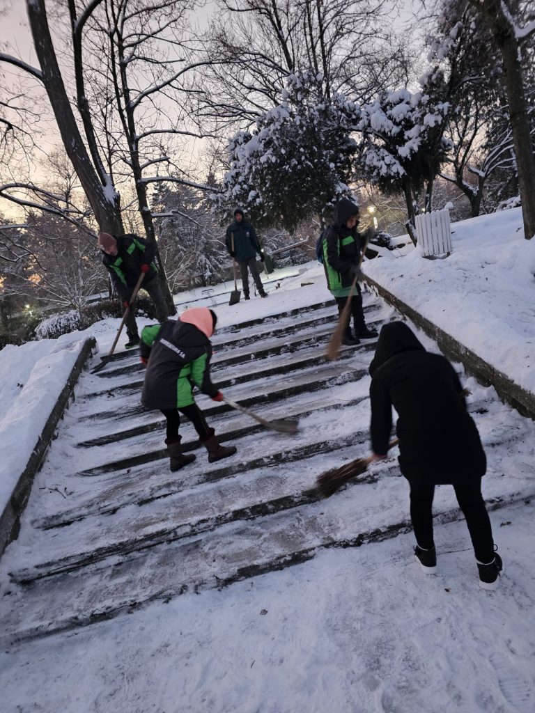 Continuă intervențiile pentru menținerea circulației în condiții de siguranță